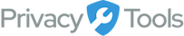 PrivacyTools 的矩形徽标，PrivacyTools 是一个提供有关隐私和安全工具的资源和信息的组织。该徽标显示在白色背景上，并以深灰色字母显示“PrivacyTools”文本，并在“Privacy”和“Tools”的中心有一个白色扳手图标。扳手以蓝色盾牌为背景。