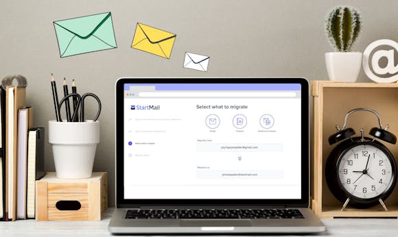 此图像显示了桌上的笔记本电脑。该屏幕显示 parltMail 迁移门户。您还会看到三个彩色信封从屏幕中飞出，表示电子邮件已从其他电子邮件提供商迁移到 StartMail。